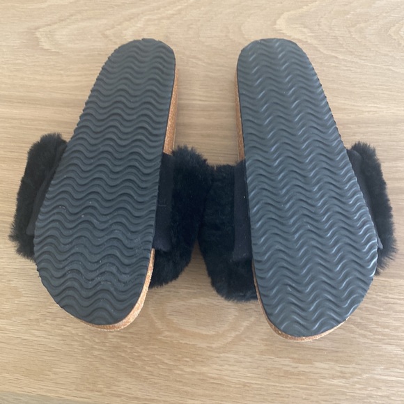 Fireside by Dearforms fuzzy slides black - Picture 2 of 4